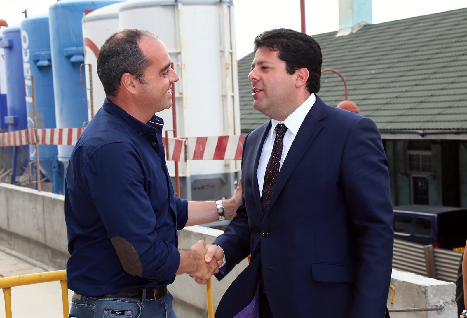 Topping Out Ceremony - Jorge greets CM2.jpg